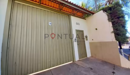 Imperdível! Casa à venda ou locação em Marília-SP, bairro Palmital, 3 quartos, 2 suítes, sala e 5 vagas de garagem.
