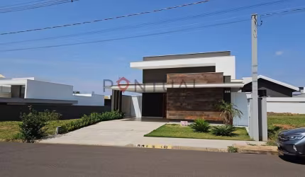 Casa de Luxo em Condomínio: 3 Quartos, 3 Suítes, 1 Sala, 4 Banheiros - Marília-SP, Jardim São Domingos