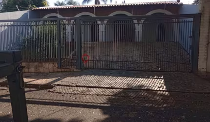 Casa para locação em Marília-SP, no bairro Senador Salgado Filho: 3 quartos, 2 suítes, 1 sala, 4 banheiros, 4 vagas de garagem, 210m².