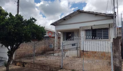 Casa à venda em Marília-SP, Jardim Califórnia: 3 quartos, 1 sala, 1 banheiro, 2 vagas de garagem!