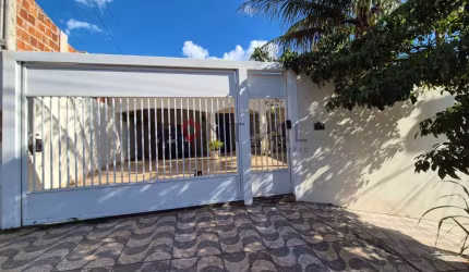 Imperdível casa para locação em Marília-SP, Alto Cafezal: 3 quartos, 1 suíte, 2 salas, 2 banheiros, 3 vagas.