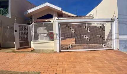 Casa para locação em Marília-SP, Jardim São Francisco: 3 quartos, 1 suíte, 1 sala, 1 banheiro, 4 vagas, 200m². Venha conferir!