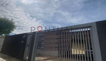 Casa para locação em Marília-SP, bairro Fragata: 3 quartos, 1 suíte, edícula, 2 vagas de garagem. Venha conferir!