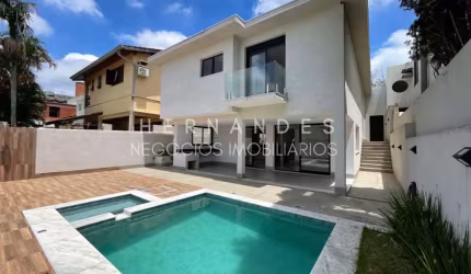 Casa moderna com 3 suítes, 6 vagas, piscina em Alphaville