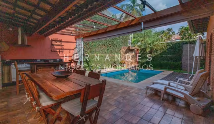 Casa em condomínio fechado em Alphaville disponível para venda!