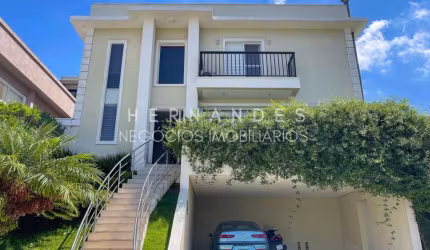Casa Neoclássica à venda com 3 suítes, 4 vagas e lazer completo, em Alphaville