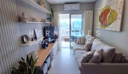 Apartamento à venda em Praia Grande-SP, bairro Mirim: 2 dormitórios, 1 suíte, 2 salas, 2 banheiros, 1 vaga, 77m². Semi mobiliado, ar condicionado, condomínio de frente para a praia.