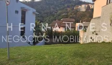 Terreno à venda em Alphaville, Santana de Parnaíba-SP: 360m² em condomínio de alto padrão!