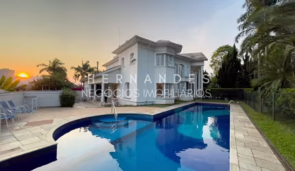 Casa de luxo em condomínio exclusivo em Alphaville, Barueri-SP: 5 quartos, 5 suítes, 3 salas, 2 vagas, 843m². Venda ou locação!