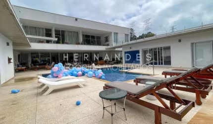 Magnífica residência no Tamboré 01 com 1.900m² de terreno em Alphaville