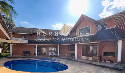 Luxuosa casa em condomínio à venda em Alphaville, Santana de Parnaíba-SP. 5 quartos, 5 suítes, 1 sala, 8 banheiros, 4 vagas, 693m².