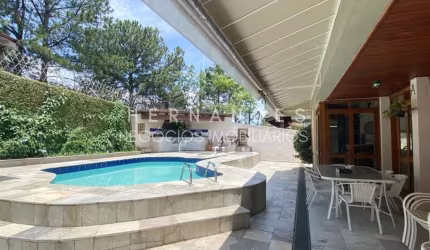 Casa de alto padrão em condomínio no coração de Alphaville: 3 quartos, 1 suíte, 2 salas, 6 banheiros, 2 vagas, 350m². Venda em Santana de Parnaíba-SP.
