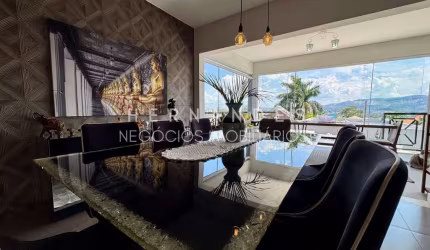 Imponente Casa de Luxo em Alphaville-SP: 4 Suítes, Sala de TV, Salão de Festas e Piscina! Aproveite!