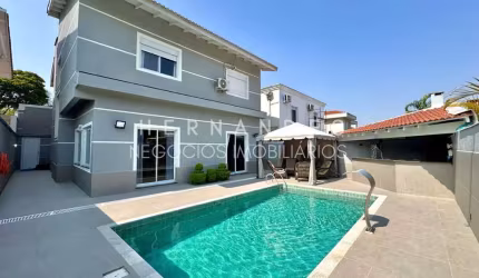 Casa de luxo em condomínio: 4 quartos, 3 suítes, 3 salas, 6 banheiros, 2 vagas, 304,50m² em Alphaville-SP.
