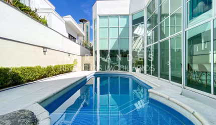 Casa de luxo em condomínio no Alphaville, Santana de Parnaíba-SP: 3 quartos, 3 suítes, 2 salas, 4 banheiros, 2 vagas, 400m².