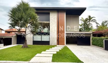 Imponente residência de alto padrão à venda em Alphaville, Barueri-SP: 4 quartos, 4 suítes, 3 salas, 7 banheiros, 2 vagas, 500m².