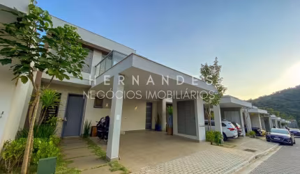 Excelente oportunidade: Casa em condomínio à venda ou locação em Tamboré, Santana de Parnaíba-SP! 3 quartos, 3 suítes, 2 salas, 2 vagas, 200m².