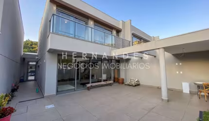 Excelente oportunidade: Casa em condomínio à venda ou locação em Tamboré, Santana de Parnaíba-SP! 3 quartos, 3 suítes, 2 salas, 2 vagas, 200m².