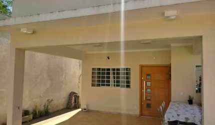 Venda: Casa com excelente acabamento no Vale do Igapó III