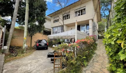 Casa 490m², 4 dormitórios sendo 1 suíte, 2 vagas com Excelente Localização.