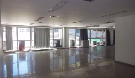 Bairro da Sé, ao lado do metro, meio andar, 2 vagas