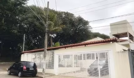 CASA TERREA COM QUINTAL, EDICULA, AREA GOURMET, 2 VAGAS P/ AUTOS, OTIMO LOCAL.