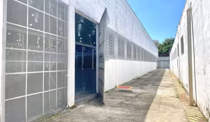 Lindo Galpão  próximo ao CEAGESP, para utilização em armazenagem, logística ou serviços.