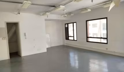 SALA COMERCIAL COM 40 METROS QUADRADOS PRÓXIMO O METRO FRADIQUE COUTINHO