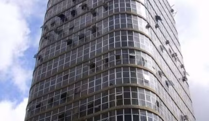 Cj com, p/ locação, com sala dividida, formando 2 ambientes, 1 banheiro, sem vaga. Próx. metrô Sé.