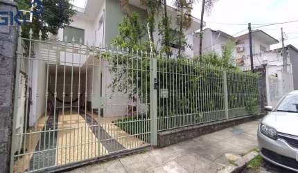 CASA EM PINHEIROS COM 210 M2