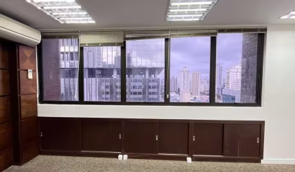 Cj com. p/ locação c/ 180 m. AU, 4 salas unificadas, 4 banheiros, 4 vagas.