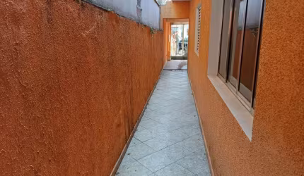 Casa 2 dormitórios, 2 vagas de garagem, área de serviços, quintal lateral