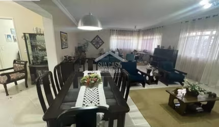 Espetacular sobrado com 4 amplas suítes, sendo uma master com closet e banheiro com área de banho com box separada da banheira com hidromassagem.