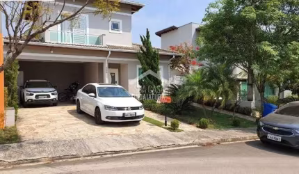 Sobrado com 3 suítes e piscina em condomínio Fechado