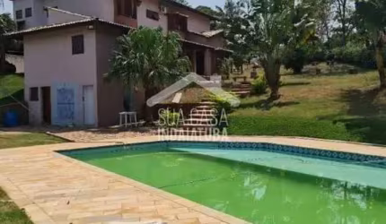 Casa em condomínio com suíte master, piscina, sauna, paisagismo