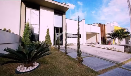 Linda Casa nova com 3 suítes e piscina no condomínio Brescia