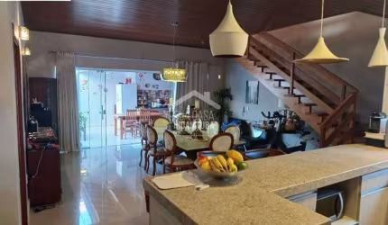 Casa com 4 suítes e piscina no condomínio Portal dos Ipês