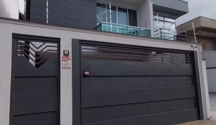 Casa com 3 dormitórios, sendo 1 suíte.