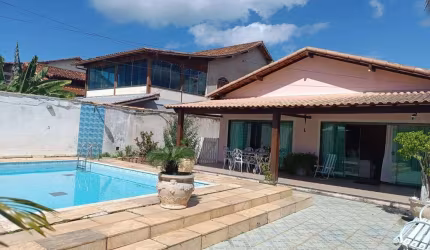 Excelente Casa Linear com Piscina no centro de Rio das Ostras.