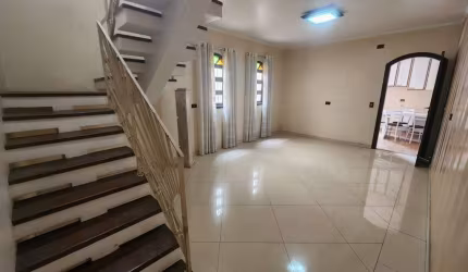 Sobrado com 3 Quartos e 4 banheiros à Venda, 200 m² | Jd Textil