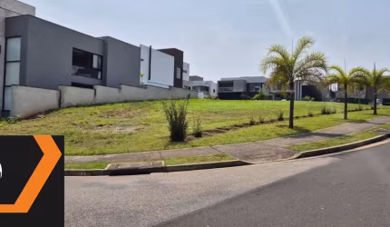 Terreno à venda de esquina no Condomínio Alphaville Nova Esplanada 3, com 500 m2 de área e há 200 metros do clube e 4 quadras da portaria.