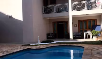 Excelente sobrado no condomínio Granja Olga I, localização excelente dentro do condomínio, condomínio impecável perto de comércio variado