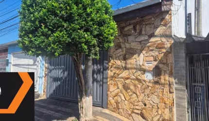 Casa à venda na Vila Santa Rita com 3 quartos , sendo uma suíte e na parte de baixo um apartamento com cozinha, banheiro e quarto
