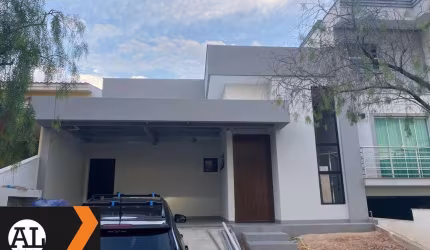 Casa térrea à venda no condomínio Vilazul em Sorocaba, no Alto da Boa Vista. Esta encantadora residência possui 3 quartos, sendo todos suítes.