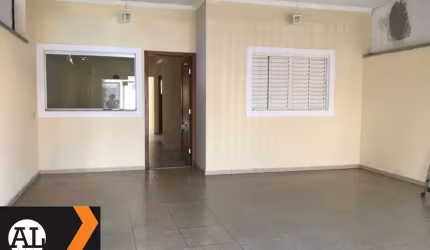 Casa térrea à venda no bairro Vila Amato, bairro planejado com serviço de monitoramento 24 hs. Casa com 2 quartos, 2 vagas de garagem