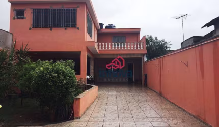 3 dormitórios sendo uma suíte , sala , cozinha, 8 vagas