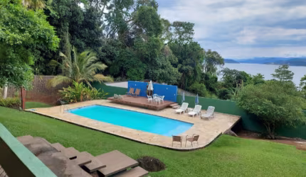 Espetacular propriedade composta por três casas com vista para o mar