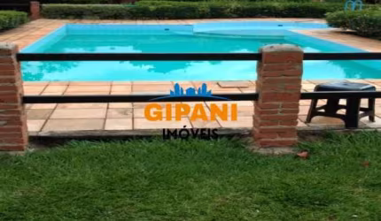 Gipani Vende Chácara com 03 Casas em Boa Localização