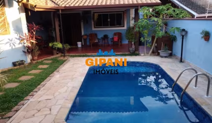 LINDA CASA NO CONDOMINIO ESTANCIA DAS FLORES, QUARTO DO CASAL COM SUITE, PISCINA E AREA GOURMET