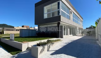 LINDA CASA NOVA EM CONDOMÍNIO FECHADO COM 03 SUÍTES, 02 PISOS E PISCINA PRIVATIVA NO CALEDÔNIA.